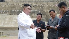 Severokorejský vůdce Kim Čong-un na inspekci hydroelektrárny na severu KLDR...