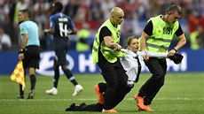 Finálový zápas Mistrovství světa ve fotbale narušila čtveřice výtržníků, která...