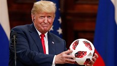 Donald Trump dostal od Vladimira Putina fotbalový mí�. (16. �ervence 2018)