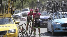Rigoberto Uran, lídr týmu EF Drapac, v problémech bhem deváté etapy Tour de...