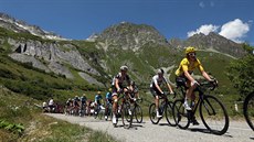 Peloton bhem dvanácté etapy Tour de France.