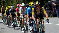 Steven Kruijswijk v ele skupiny uprchlíky bhem 12. etapy Tour de France.