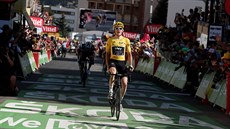 Geraint Thomas v cíli na Alpe dHuez slaví etapové vítzství.