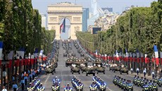 Francouzská policie na motocyklech pijídí na tradiní vojenskou pehlídku Dne...