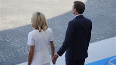 Francouzský prezident Emmanuel Macron sleduje spolen se svou enou Brigitte...