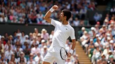 Srbský tenista Novak Djokovič slaví získaný bod ve čtvrtfinále Wimbledonu.