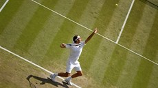 Roger Federer podává ve čtvrtfinále Wimbledonu.