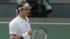 Roger Federer slaví vydený druhý set proti Niikorimu.