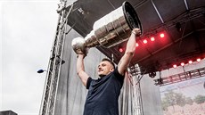 Jakub Vrána v Letanech v Praze se Stanley Cupem