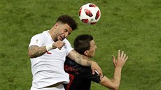 Anglický obránce Kyle Walker (vlevo) hlavikuje v souboji s Mariem Mandukiem...