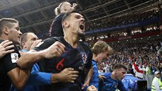 Chorvatští fotbalisté v čele s obráncem Dejanem Lovrenem (číslo 6) slaví...