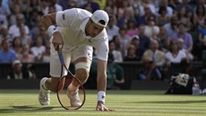 Klopýtnutí Ameriana Johna Isnera v nejdelím semifinále Wimbledonu vech dob.