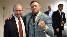 MMA zápasník Connor McGregor se objímá s prezidentem Ruska Vladimirem Putinem...