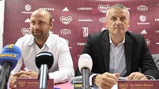 Trenér Pavel Drsek (vlevo) a výkonný ředitel Michal Šrámek vystoupili na...