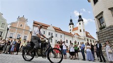 Na víkendový retro závod Mezi dvma branami na telské námstí Zachariáe z...