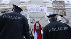 Demonstrace před Poslaneckou sněmovnou proti vládě podporované komunisty (11....