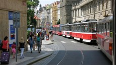 V centru Prahy se v lét� �asto tvo�í dlouhé kolony tramvají.