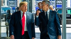 Americký prezident Donald Trump a éf NATO Jens Stoltenberg na summitu Aliance...