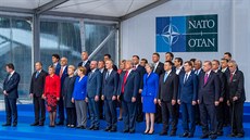 Společný snímek hlav států a premiérů na summitu NATO v Bruselu. Český...