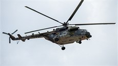 Vrtulník Mi-17 eských vzduných sil pi prletu nad bruselskou centrálou NATO...