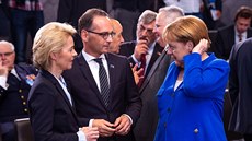 Německá delegace na summitu NATO. Ministryně obrany Ursula von der Leyen, šéf...