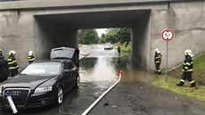 idika ve stedu uvázla v aut v zatopeném podjezdu.