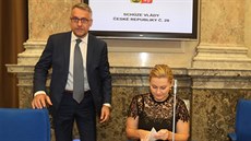 Ministr obrany Lubomír Metnar a kon�ící ministryn� Ta�ána Malá p�ed za�átkem...
