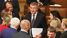 Premiér Andrej Babi obklopen poslanci hnutí ANO ped stedením jednáním o...