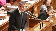 Premiér Andrej Babi hovoí k poslancm ped hlasováním Snmovny o dve...