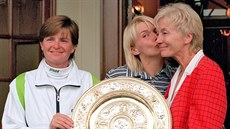 erstvá vítzka Wimbledonu Jana Novotná (uprosted) líbá svou maminku Libui,...