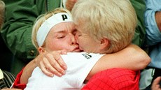 Libue Novotná objímá svoji dceru Janu po finálovém vítzství ve Wimbledonu....
