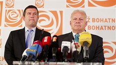 Ministr práce a sociálních věcí Petr Krčál (vpravo) na tiskové konferenci v...