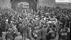 Tanky 11. americké obrněné divize vstupují do nacistického tábora Mauthausen....
