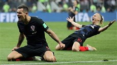 JSME VE FINÁLE! Chorvatí stopei Dejan Lovren (vpedu) a Domagoj Vida (vzadu)...