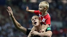 Chorvatský obránce Domagoj Vida slaví se synem postup do finále mistrovství...