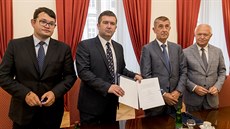 Zástupci ANO a ČSSD podepsali koaliční smlouvu. Na snímku jsou zleva šéf...