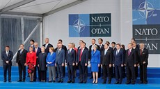 Zástupci členských zemí NATO na summitu v Bruselu. Zcela vpravo prezident Miloš...