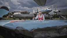 Zakladatel a majitel Air parku ve Zrui natírá souásti polského Lim-6bis...