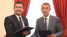 Premiér Andrej Babi z ANO a éf SSD, ministr vnitra Jan Hamáek, podepsali...