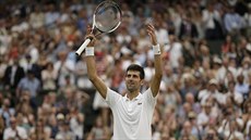 Srbský tenista Novak Djokovič se raduje z postupu do finále Wimbledonu.
