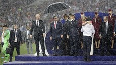 Chorvatská prezidentka Kolinda Grabarová Kitarovićová v objetí s trenérem...