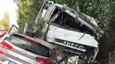 Sráka osobního automobilu s nákladním automobilem u Dobejovic.