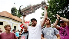 Hokejista Michal Kempný p�ivezl do Hodonína Stanley Cup.