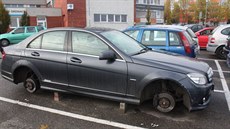 Čtveřice zlodějů v Brně kradla kola z aut.