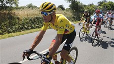 Greg van Avermaet ve lutém trikotu lídra bhem tvrté etapy Tour de France.