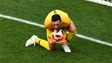 MÁM. Francouzský branká Hugo Lloris bezpen chytá mí v zápase mistrovství...