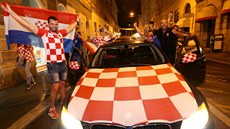 Chorvatští fanoušci oslavují úspěch fotbalistů na světovém šampionátu.