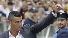 Cristiano Ronaldo zdraví fanouky Juventusu.