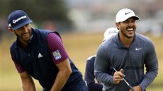 Rozesmátí Dustin Johnson (vlevo) a Brooks Koepka pi tréninku na britské The...