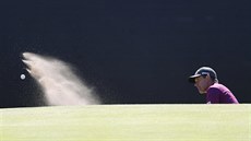 Stewart Cink (vlevo) a Chesson Hadley pi tréninku na britské The Open na skotském hiti Carnoustie. I oni doufají, e získají slavný Klaretový dbán. 